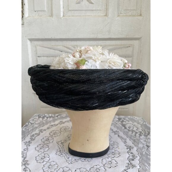 Vintage 1950s Black Woven Bumber Hat With White Millinery Flowers - Picture 13 of 15